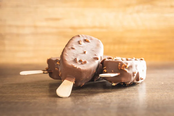 Buzlu Dondurma Çikolata Kaplı Dondurma Ahşap Masada — Stok fotoğraf