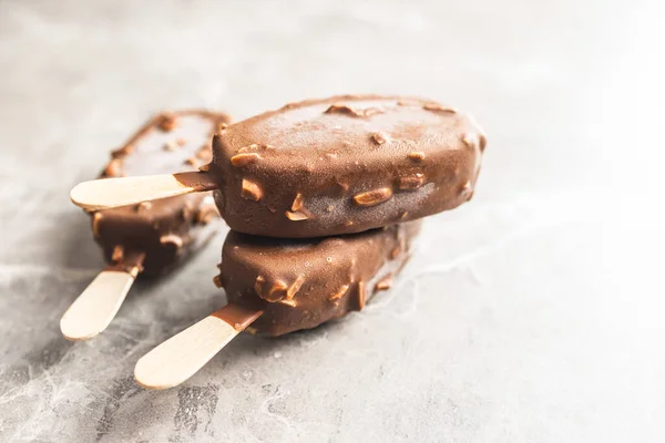 Nanuk Zmrzlina Pokrytá Čokoládou Kuchyňském Stole — Stock fotografie