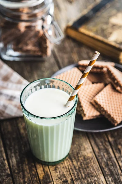 Glas Mjölk Med Randigt Halm Träbordet — Stockfoto