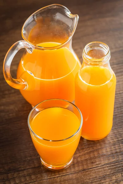 Ένα Ποτήρι Χυμό Φρούτων Χυμός Πορτοκαλιού Στο Ξύλινο Τραπέζι — Φωτογραφία Αρχείου