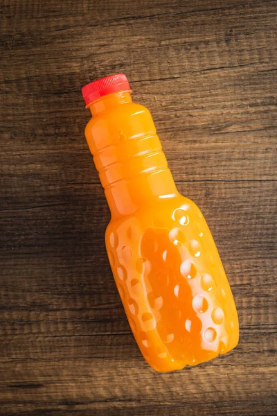 Butelkę Soku Owocowego Sok Pomarańczowy Drewnianym Stole Widok Góry — Zdjęcie stockowe