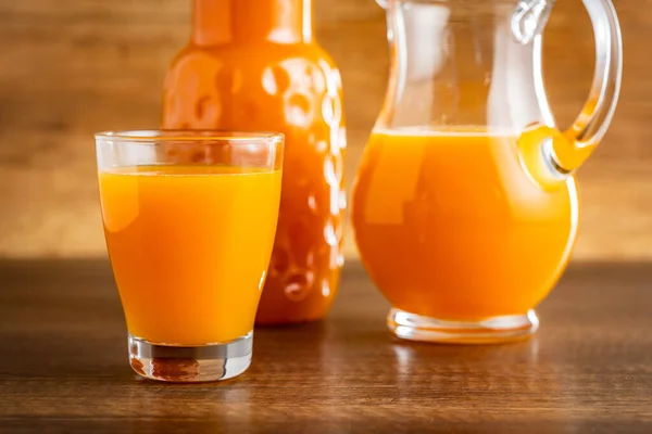 Een Glas Vruchtensap Sinaasappelsap Houten Tafel — Stockfoto