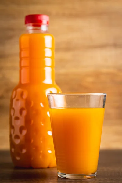 Ένα Ποτήρι Χυμό Φρούτων Χυμός Πορτοκαλιού Στο Ξύλινο Τραπέζι — Φωτογραφία Αρχείου