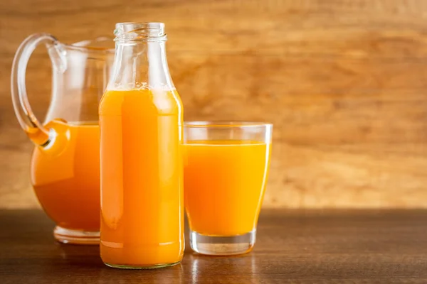 Una Bottiglia Succo Frutta Succo Arancia Sul Tavolo Legno — Foto Stock