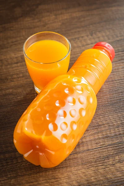 Una Botella Jugo Frutas Jugo Naranja Mesa Madera — Foto de Stock