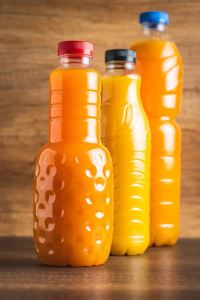 Una Botella Jugo Frutas Jugo Naranja Mesa Madera — Foto de Stock