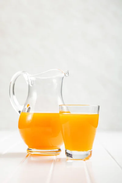 一杯果汁 白桌子上的橙汁 — 图库照片