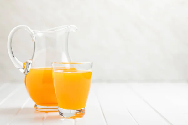 一杯果汁 白桌子上的橙汁 — 图库照片