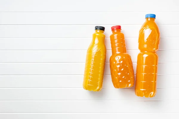 Une Bouteille Plastique Jus Fruits Jus Orange Sur Table Blanche — Photo