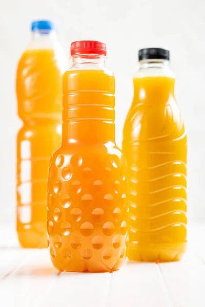 Una Botella Plástico Jugo Frutas Jugo Naranja Mesa Blanca — Foto de Stock