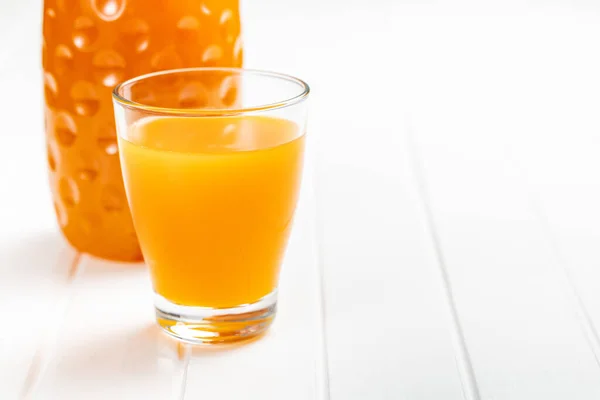 Ett Glas Fruktjuice Apelsinjuice Det Vita Bordet — Stockfoto