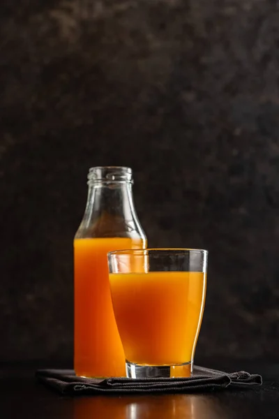 Bicchiere Succo Frutta Succo Arancia Sul Tavolo Nero — Foto Stock