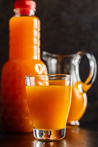 Ένα Ποτήρι Χυμό Φρούτων Χυμός Πορτοκαλιού Στο Μαύρο Τραπέζι — Φωτογραφία Αρχείου