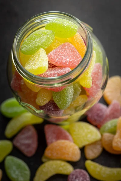Gyümölcsös Zselés Cukorka Keveréke Üvegben Fekete Asztalon — Stock Fotó