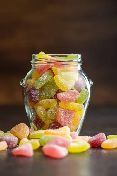 Gyümölcsös Zselés Cukorka Keveréke Üvegben Fekete Asztalon — Stock Fotó