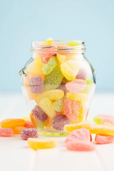 Gyümölcsös Zselés Cukorka Keveréke Üvegben Fehér Asztalon — Stock Fotó