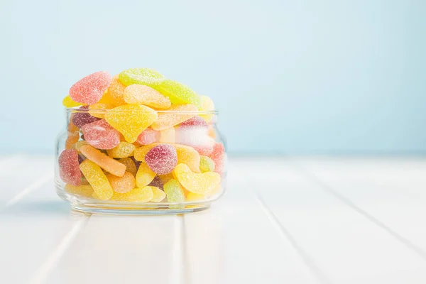 Gyümölcsös Zselés Cukorka Keveréke Üvegben Fehér Asztalon — Stock Fotó