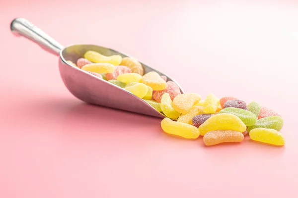 Mischung Aus Fruchtigen Gelee Bonbons Der Schaufel Auf Rosa Hintergrund — Stockfoto