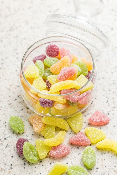 Mischung Aus Fruchtigen Gelee Bonbons Glas Auf Dem Küchentisch — Stockfoto