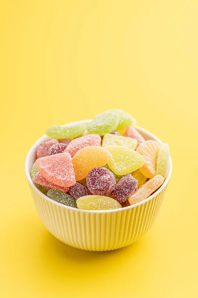 Gyümölcsös Zselés Cukorka Keveréke Tálban Sárga Háttér — Stock Fotó