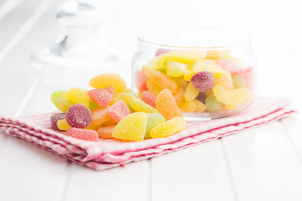 Mischung Aus Fruchtigen Gelee Bonbons Auf Der Karierten Serviette — Stockfoto