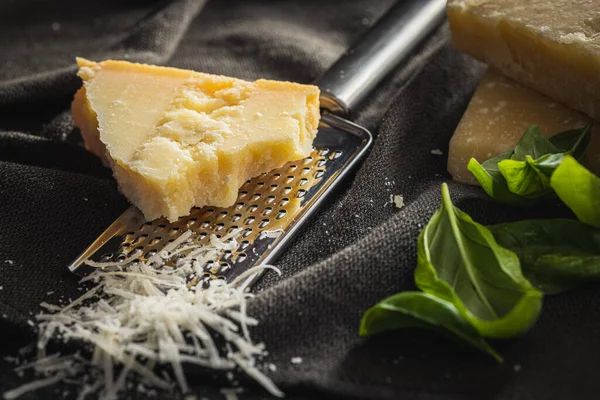 おいしいパルメザンチーズ すりおろしたチーズ — ストック写真