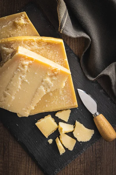 Νόστιμο Τυρί Παρμεζάνα Στον Πίνακα Κοπής Άνω Όψη — Φωτογραφία Αρχείου
