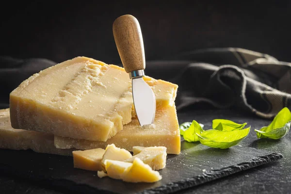 Вкусный Сыр Пармезан Разделочной Доске — стоковое фото