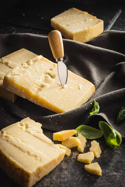 Вкусный Сыр Пармезан Черном Столе — стоковое фото