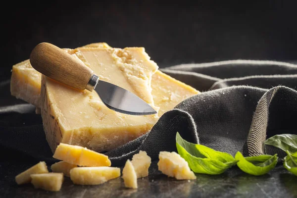 黒テーブルの上においしいパルメザンチーズ — ストック写真
