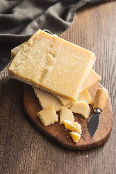 まな板の上のおいしいパルメザンチーズ — ストック写真