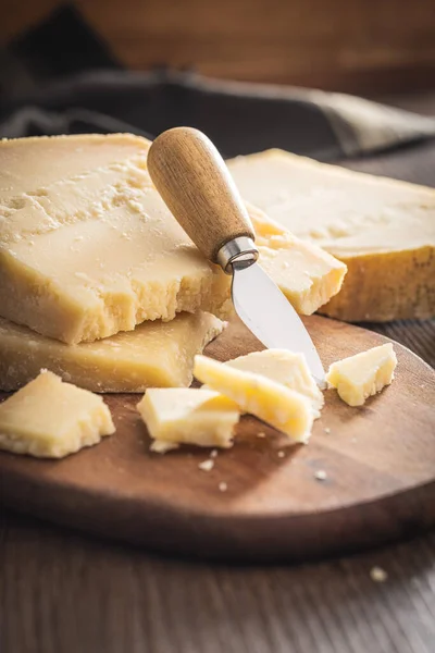 まな板の上のおいしいパルメザンチーズ — ストック写真