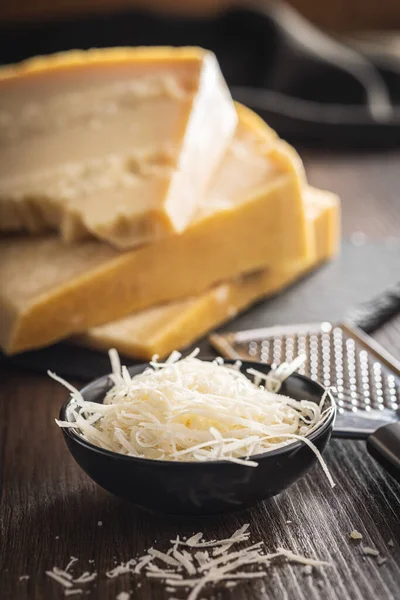 おいしいパルメザンチーズ すりおろしたチーズ — ストック写真
