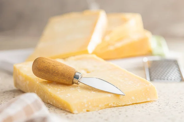 キッチンテーブルの上においしいパルメザンチーズ — ストック写真