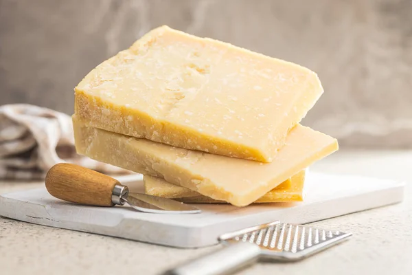 Mutfak Masasında Leziz Parmesan Peyniri — Stok fotoğraf