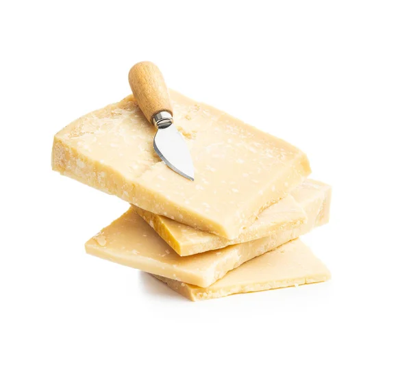 Leckerer Parmesan Und Messer Isoliert Auf Weißem Hintergrund — Stockfoto