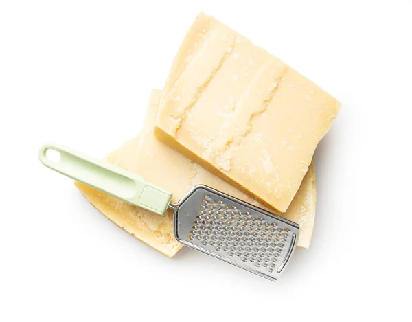 Leckerer Parmesan Und Geriebener Käse Isoliert Auf Weißem Hintergrund — Stockfoto