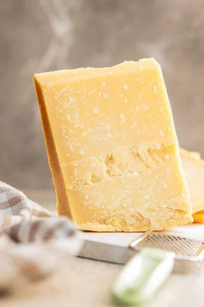 キッチンテーブルの上においしいパルメザンチーズ — ストック写真