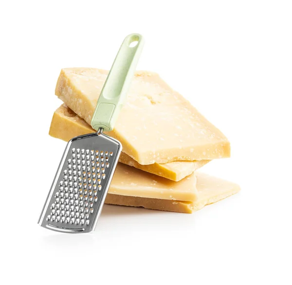 Leckerer Parmesan Und Geriebener Käse Isoliert Auf Weißem Hintergrund — Stockfoto