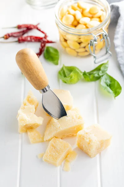 白いテーブルの上においしいパルメザンチーズ — ストック写真