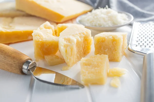 Beyaz Masada Nefis Parmesan Peyniri — Stok fotoğraf