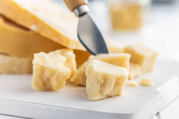 Вкусный Сыр Пармезан Белом Столе — стоковое фото