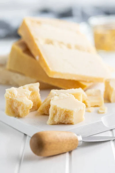 Вкусный Сыр Пармезан Белом Столе — стоковое фото