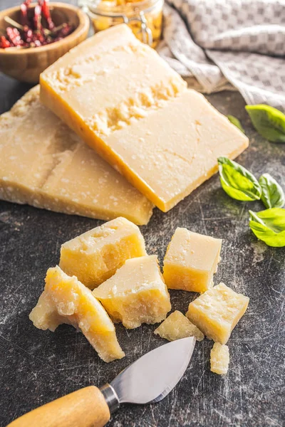 Вкусный Сыр Пармезан Кухонном Столе — стоковое фото
