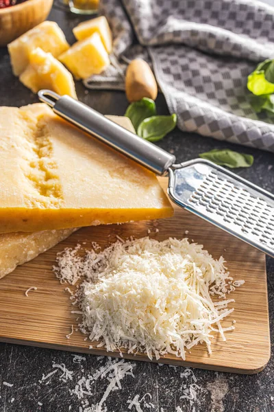 Brânză Rasă Parmezan Placa Tăiere — Fotografie, imagine de stoc