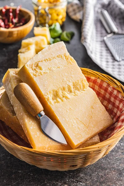 バスケットにおいしいパルメザンチーズ — ストック写真