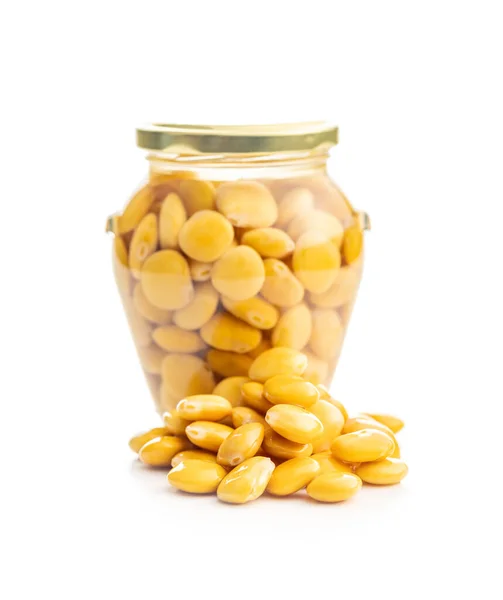 卢皮尼豆在盐水中 在白色背景上隔离的罐子里挑出来的羽扇豆 — 图库照片