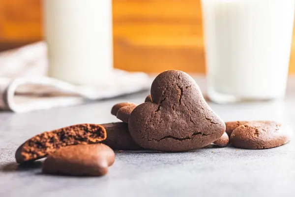 Herzförmige Kekse Auf Dem Küchentisch — Stockfoto