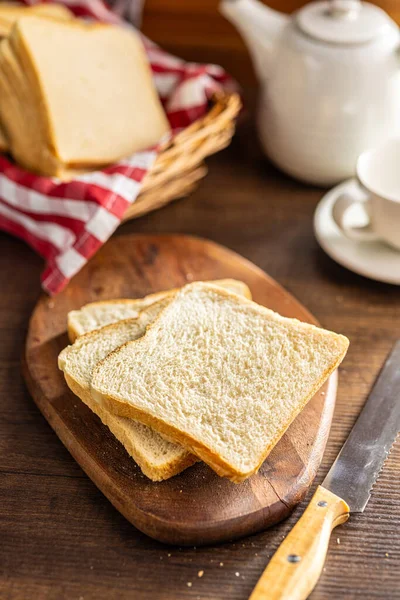 Weißes Toastbrot Auf Dem Holztisch — Stockfoto