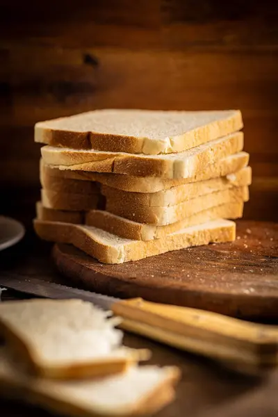 Weißes Toastbrot Auf Dem Holztisch — Stockfoto